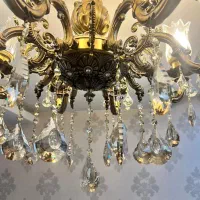 مبل راحتی و لوستر