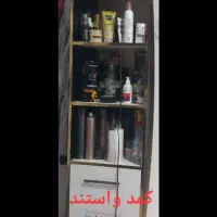 دکورویترین آرایشگاه به همراه صندلی کار|آرایشگاه و سالن‌های زیبایی|الوند, |دیوار