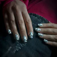 خدمات کاشت ناخن