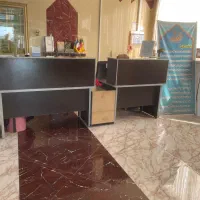 منشی خانم در دفتر تالار
