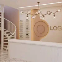 فروشنده اقا وخانم در عینک سازی