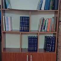 کمد وکتابخانه ایستاده