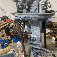 موتور قایق ۴۰ قدیمی با جلد ۱۷ فوت