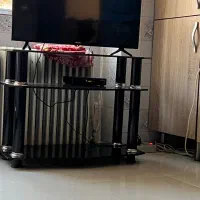 میز تلویز‌یون شیشه ای