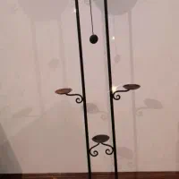 ساعت ایستاده و گلدان پایه دار
