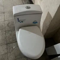 توالت فرنگی و روشویی آینه