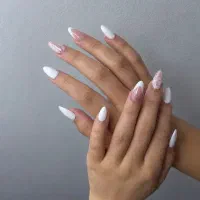 کاشت، ترمیم ، پدیکور، تمامی خدمات ناخن حرفه ای