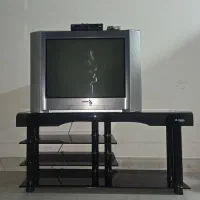 تلویزیون سونی و میز تلویزیون و گیرنده دیجیتال