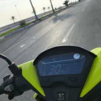 موتور سواری در هوای پاییزی در جزیره