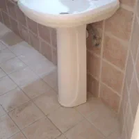 یک عدد روشویی سنگی با شیر آب