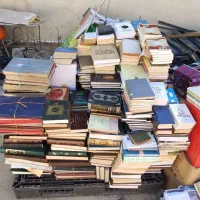 مقداری کتاب. کارتن. و پلاستیک کهنه