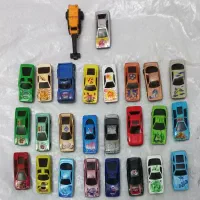 تعدادی ماشین فلزی کوچک هر کدام ۴۰۰۰۰تومان