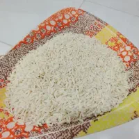 کار بسته بندی برنج و فروش در مغازه