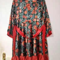 لباس گل قرمز پس زمینه مشکی