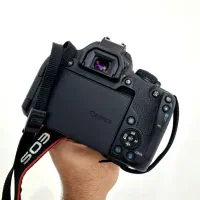 Canon 850D در حد آکبند