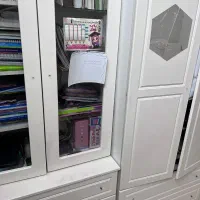 فریزر تک و دوتا تخت سفید ودوتا کمد