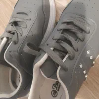 کفش|کیف، کفش، کمربند|خوی, |دیوار