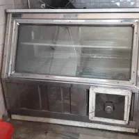 یخچال استیل ویترینی قدیمی و صندلی با میز