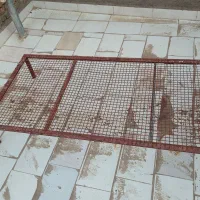 تخت آهنی با قوطی و فنس