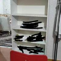 کتاب خانه و میز  و کمد لباسی