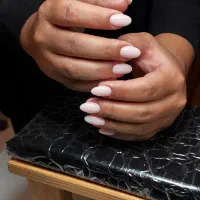 خدمات کاشت ناخن
