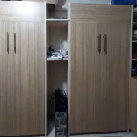 یک جفت تخت کم جا و کتابخانه