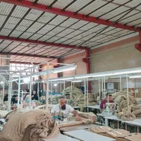 بسته بند و وسط کار خانم تولیدی پوشاک باران