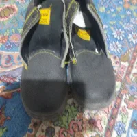 یک جفت کفش ایمنی برای کار