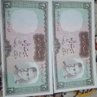 تعدادی اسکناس شاهی جفت