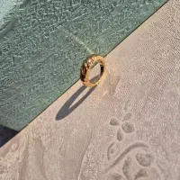 انگشتر زیبای طلایی رنگ