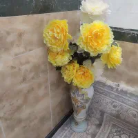 گل مصنوعی سه شاخه دوتازردویکی سفید