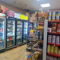 فروشنده و چیدمان سوپر مارکت