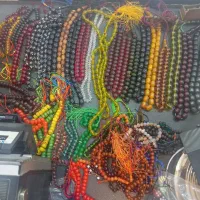 تعدادی انگشتر و تسبیح و سنگ