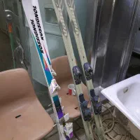 اسکی به همراه چوب اسکی|ورزشهای زمستانی|سبزوار, طبرسی (جعفرآباد)|دیوار