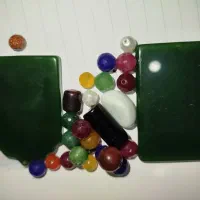 دو قطعه یشم هر قطعه 51گرم و تعدادی مهره