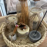 دکوری منزل گلدان و‌گل و شمع و جاعودی