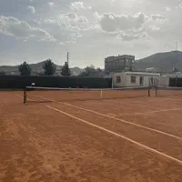 یک نفر مسئول اماده سازی زمین