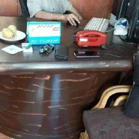 میز مدیریت بزرگ با صندلیش دوتا تک مبل