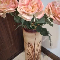 گل صورتی با گلدان سفالی میباشد.|گل مصنوعی|تهران, شهر زیبا|دیوار