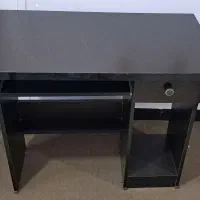 میز تحریر و کامپیوتر