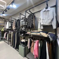 فروش رگال اهنی کمد و میز بوتیک زنانه در حدنو