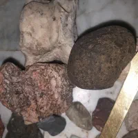 چندتیکه مهره وسنگ قیمتی وزینتی وشخصیتی و...