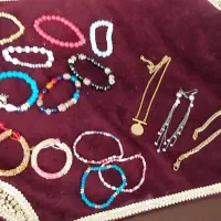 تعدادی اکسسوری ب فروش میرسد