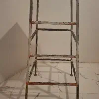چهارپایه آهنی محکم و مقاوم