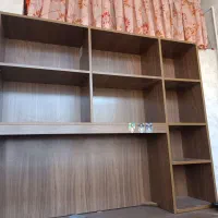 میز و کتابخانه با هم به فروش می‌رسد