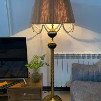 آباژور ایستاده