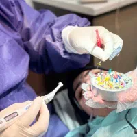 کلینیک دندان پزشکی ای وی(ایمپلنت،عصب کشی،کامپوزیت)