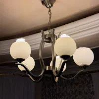 لوستر ۵ شاخه با گوی‌های سفید و بدنه استیل