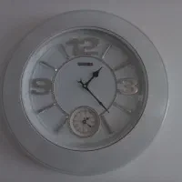 ساعت دیواری بسیار تمیز