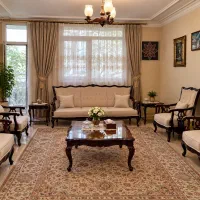 مبل ۷ نفره به همراه دومیز عسلی و یک میز جلو مبلی